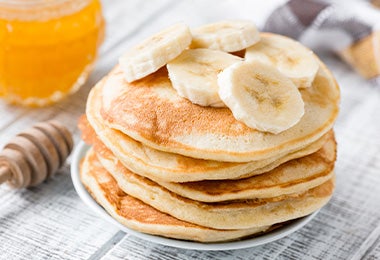 Pancakes con banano y miel para desayuno del Día del Padre 