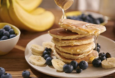  Pancakes bañados en miel con frutas, uno de los desayunos fáciles y rápidos que recomendamos