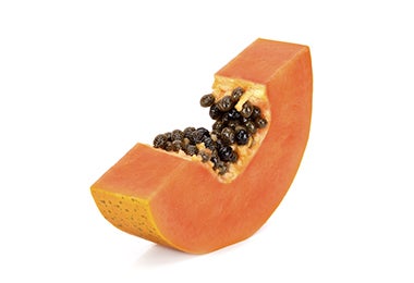 Pedazo de papaya con semillas adentro.
