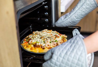 Pizza chicago saliendo del horno