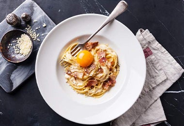 Pasta carbonara con huevo, tocino y queso parmesano, otro de los clásicos de la pasta