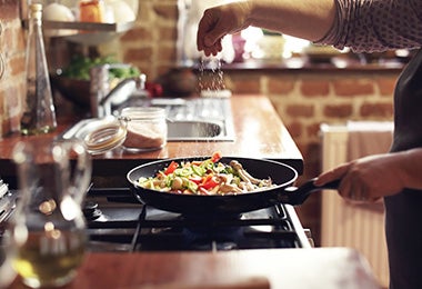 Persona cocinando en sartén 