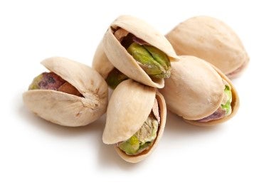 Manotada de pistachos semiabiertos para rellenar las aceitunas.