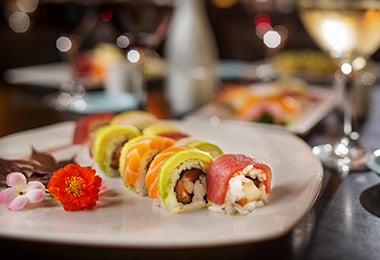 Plato de restaurante con tipos de sushi  