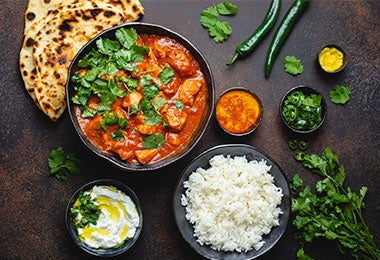 Plato de pollo acompañado con arroz, chiles, pasta de especias y salsas coreanas