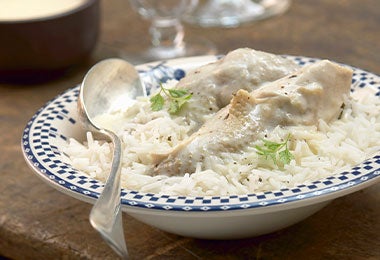 Pollo cremoso con salsas coreanas, servido con arroz blanco y perejil fresco