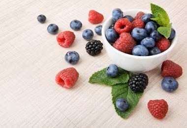 Porción controlada de frutos rojos para alimentarse saludablemente.
