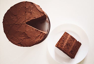 Una porción de Tarta Sacher en un plato en una toma cenital.