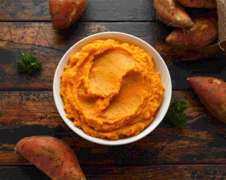 Puré de camote suave y cremoso servido en tazón