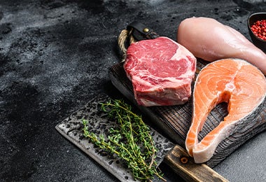 Cortes de carne de vacuno, pollo y pescado que son fuentes alimenticias de micronutrientes