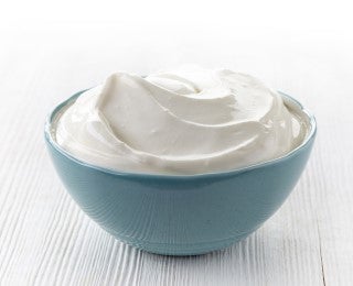 Tazón de queso crema para rellenar las aceitunas.