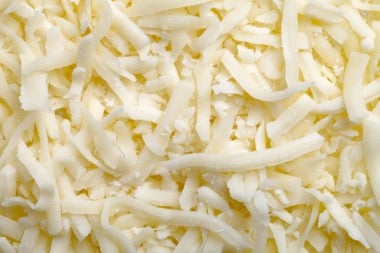 Queso rallado para complementar la oblea con frutas.