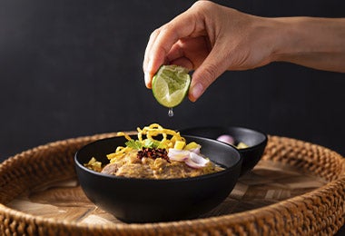 Receta de curry con garbanzos, limón y perejil en un bowl negro