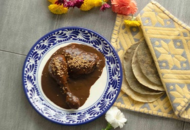 Receta mole de pollo con tipos de tortilla amarilla y morada 