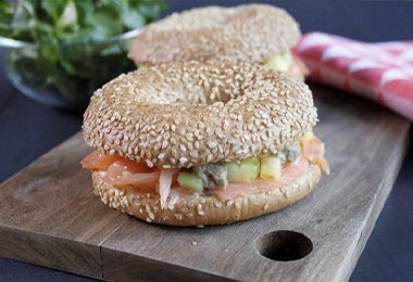 Receta de pan bagel con salmón y palta