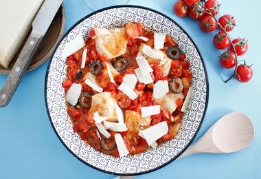 Platillo potenciado con salsa de anchoas y tomate.