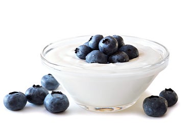 Tazón de arándanos con yogurt griego, opción de postre con proteína  
