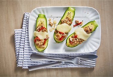Calabacitas rellenas de atún y queso servidas en un plato blanco