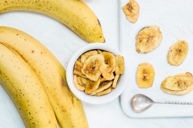 Chips de plátano hechos con plátano verde, variedad crujiente de tipos de plátano