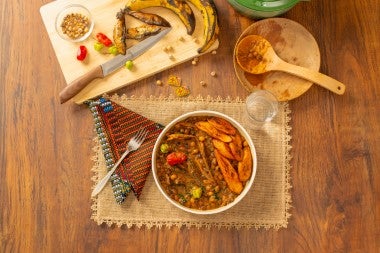 Guiso latinoamericano acompañado de plátano frito