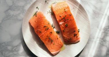 Filetes de salmón fresco sazonados con hierbas
