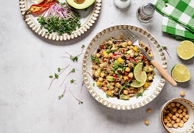 Tipos de granos para ensalada como la quinoa, con rodajas de limón y aguacate. 