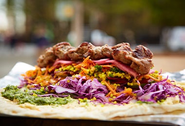 Tortillas de maíz con cuscús, pollo y diferentes vegetales