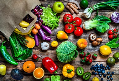 Verduras y frutas, entre las que se incluye el apio, con las que puedes cocinar recetas desde casa