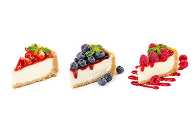 Maqui fruta en cheesecake El maqui tiene un perfil de sabor que combina bien con el cheesecake