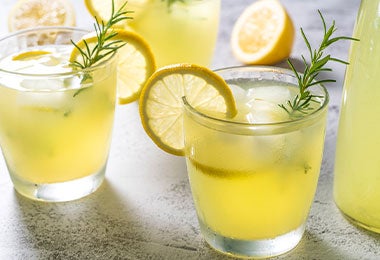 hay muchas formas de mezclar sabores para hacer soda saborizada soda saborizada de naranja y romero