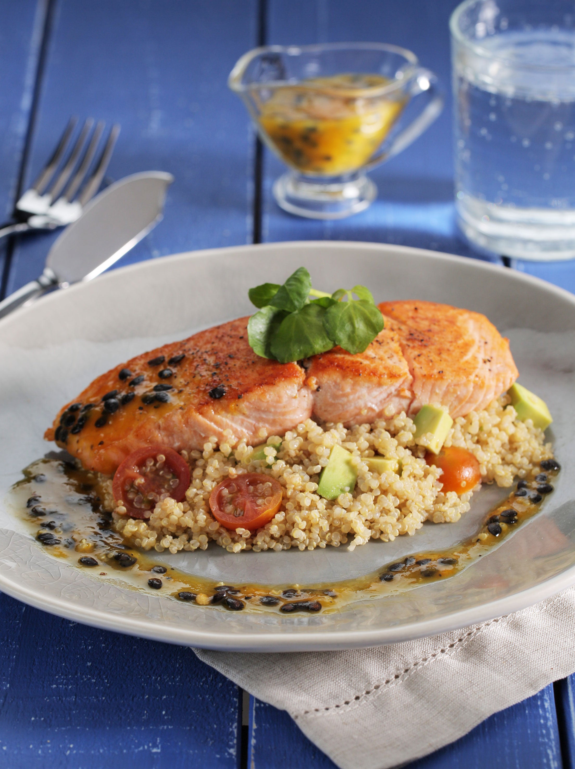 Salmón sellado con Salsa de Maracuyá y Quinoa