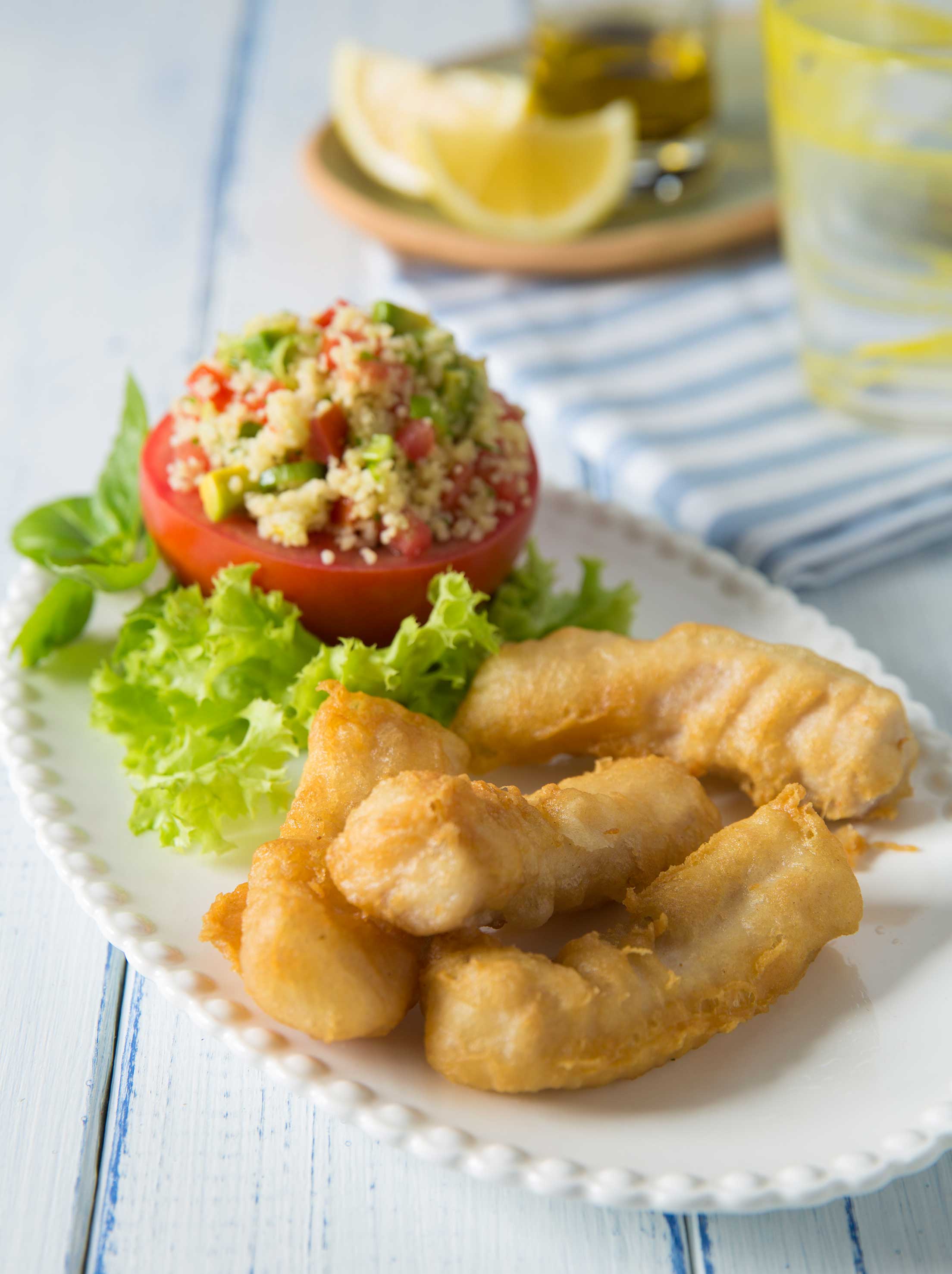 Tomate relleno con Cou Cous verde y Finger de Pescado Frito