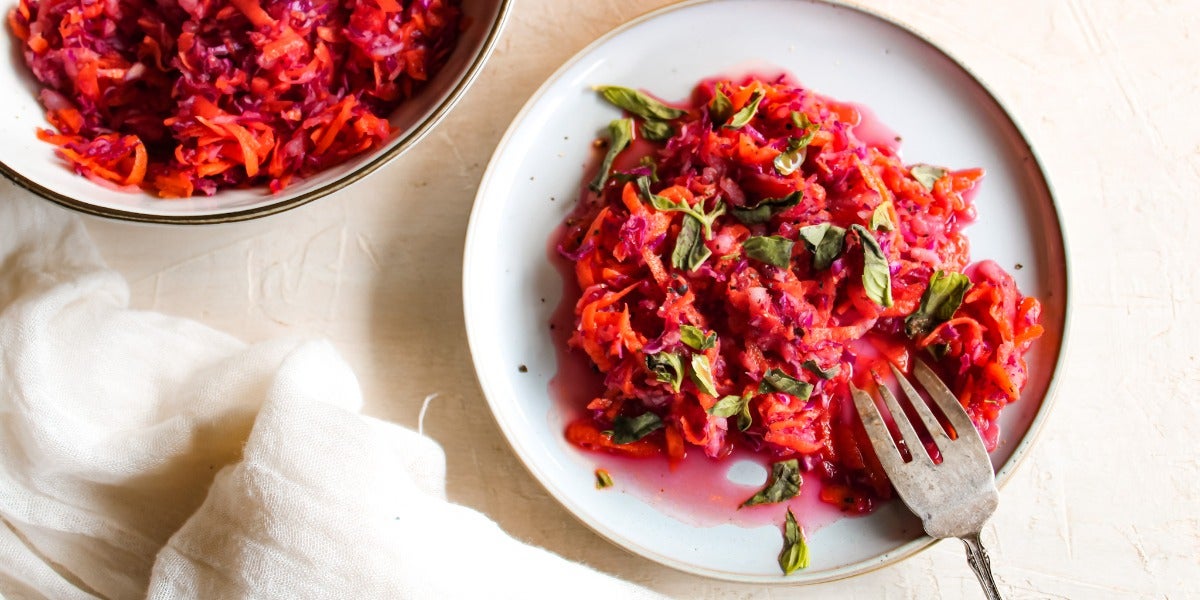 Ensalada de zanahoria, rábano blanco repollo morado.