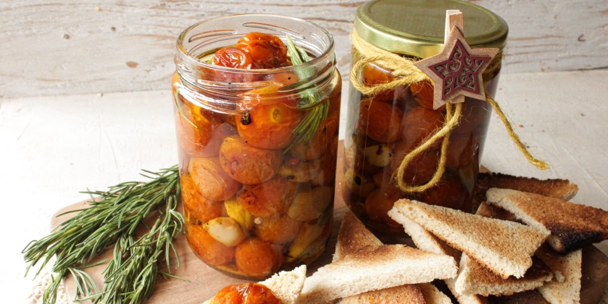 Tomates y ajo en conserva de oliva