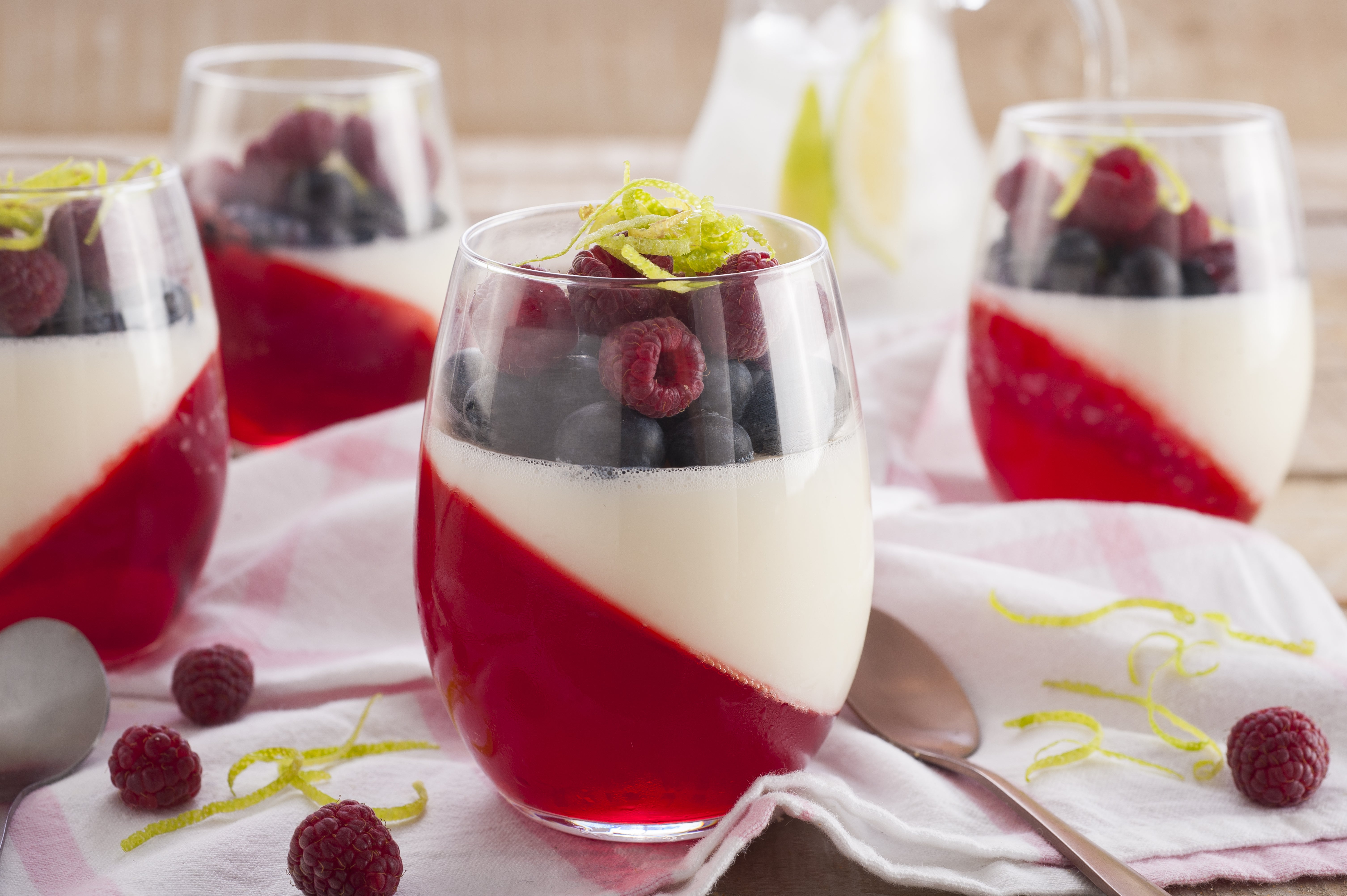 Jalea bicolor de frutos rojos y leche condensada Recetas Nestlé