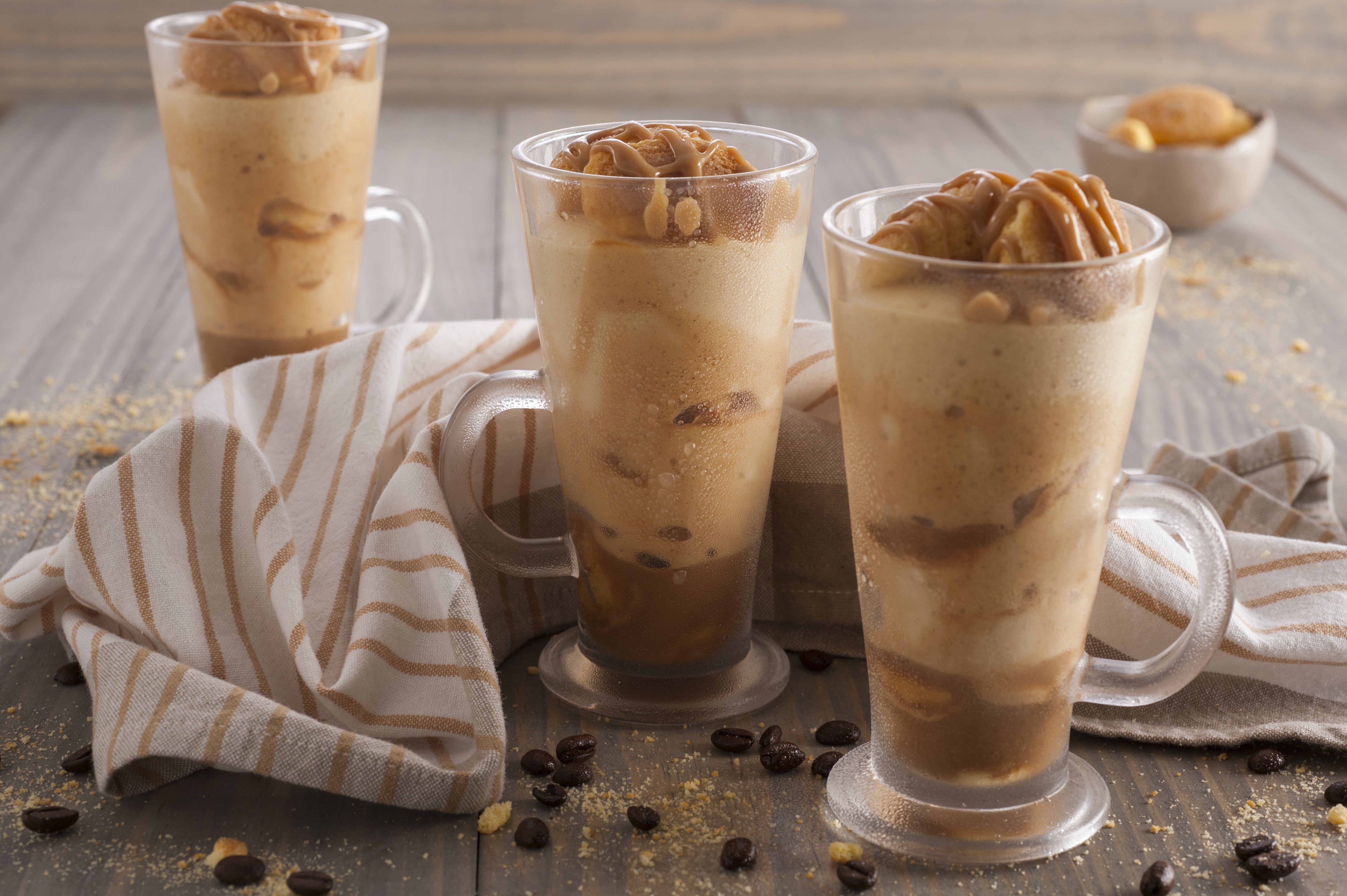 Copa helada de mousse de café y lúcuma