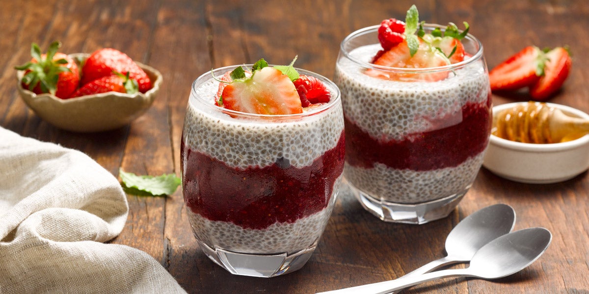 Vasos de chía cremosa y berries