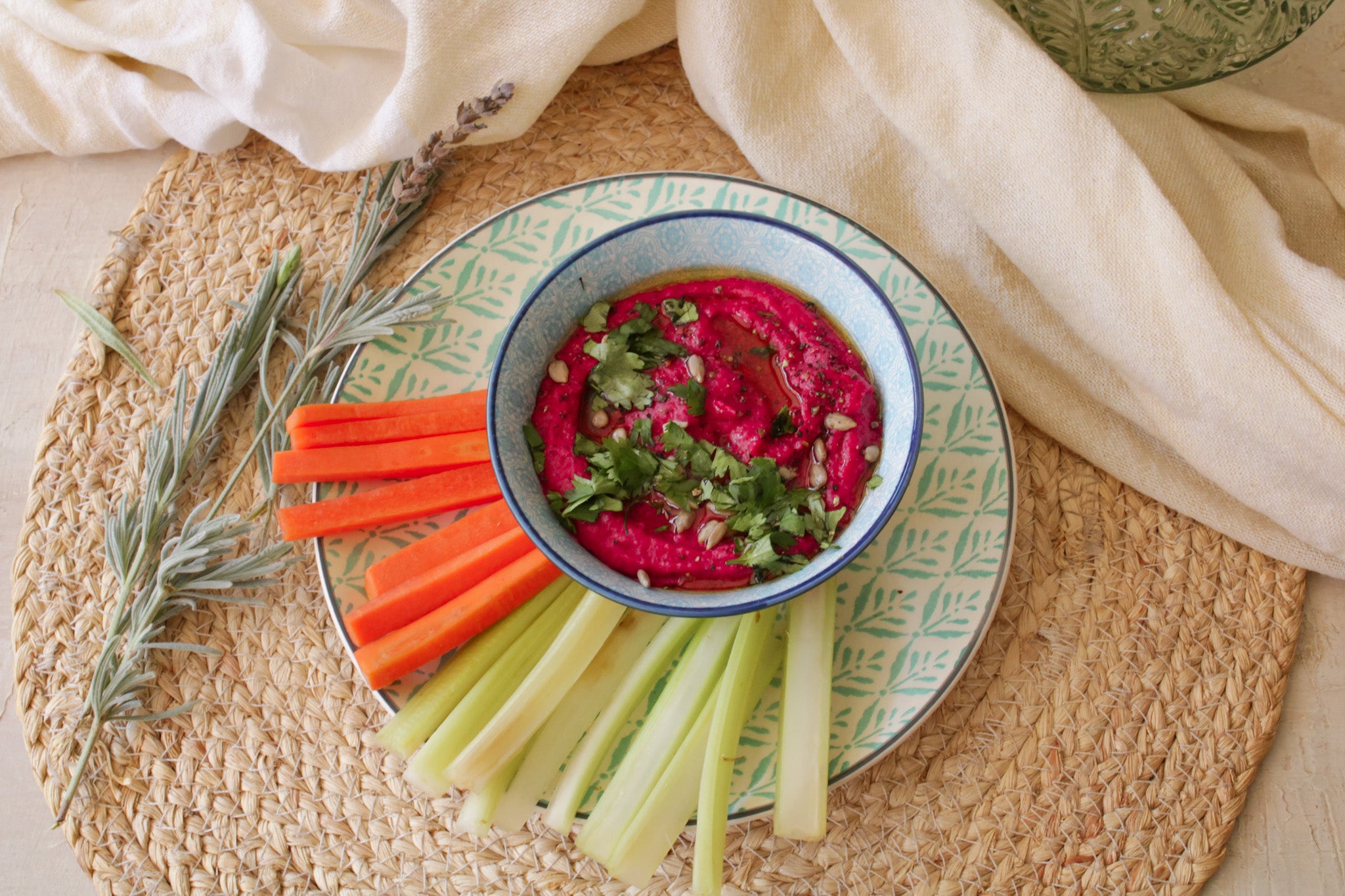 Hummus de betarraga y Nestúm® con palitos de verduras