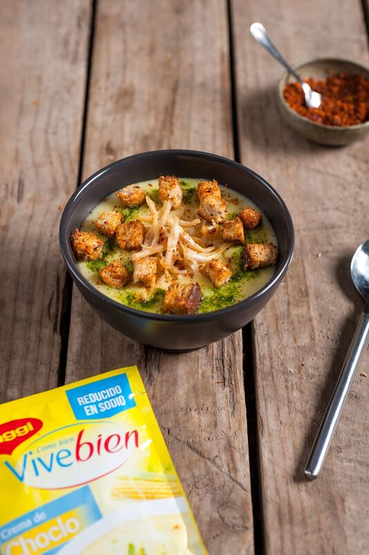 Crema de Choclo con Pesto, Pollo desmenuzado y Crutones al Merkén