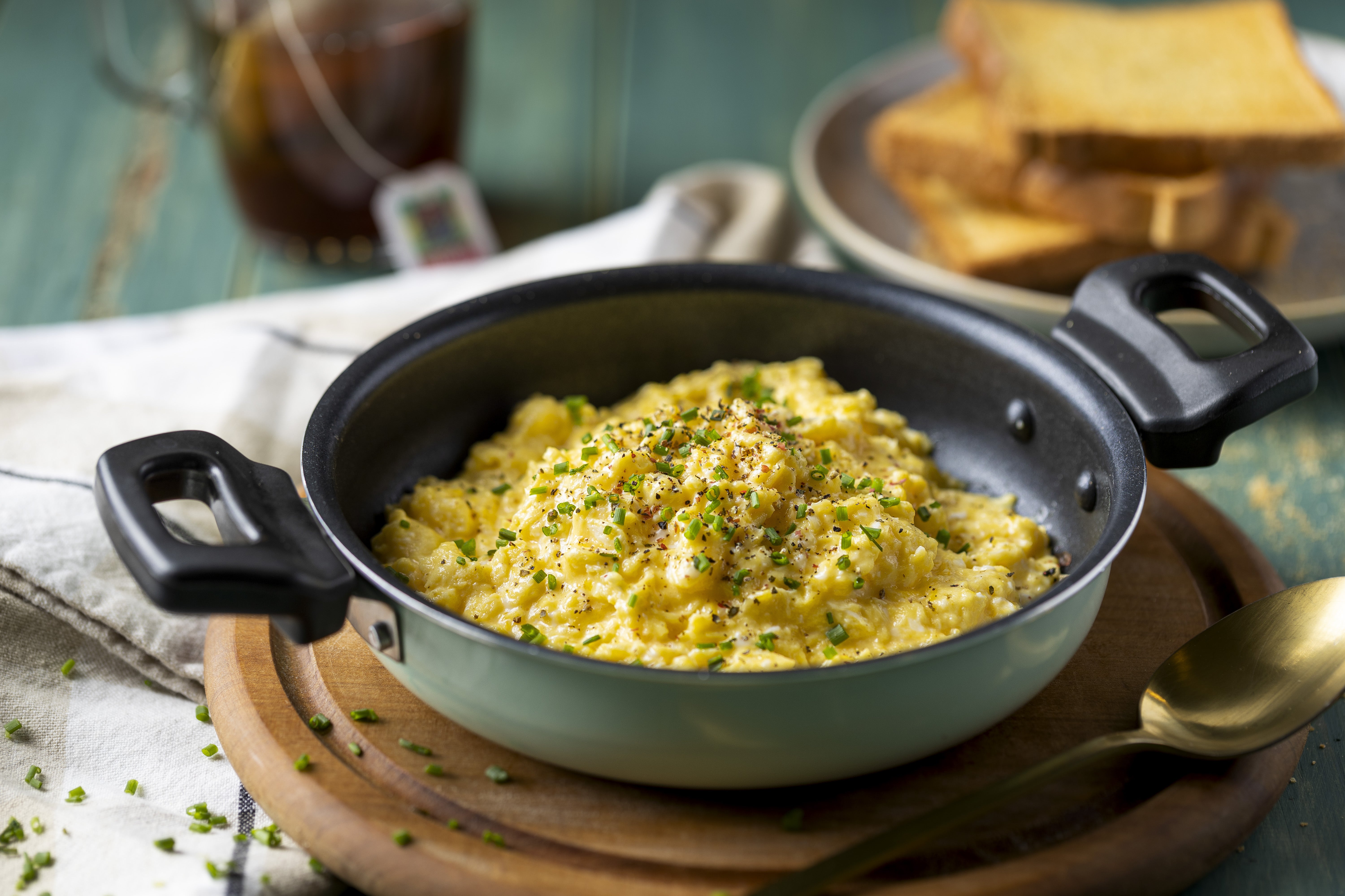 Huevos revueltos con crema y mantequilla