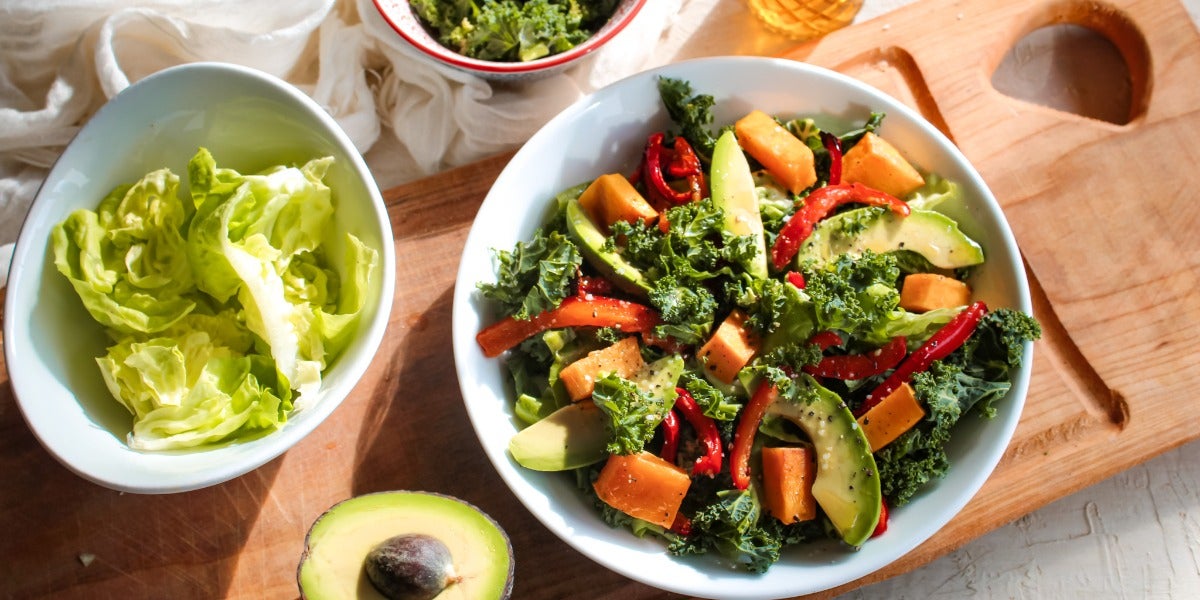 Ensalada de zapallo asado, pimiento, kale y palta