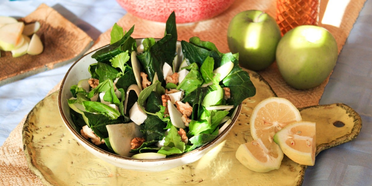 Ensalada de espinaca, manzana verde, quesillo y nueces.