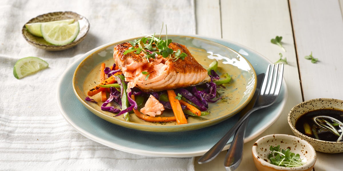 Salmón al horno con salteado de repollo