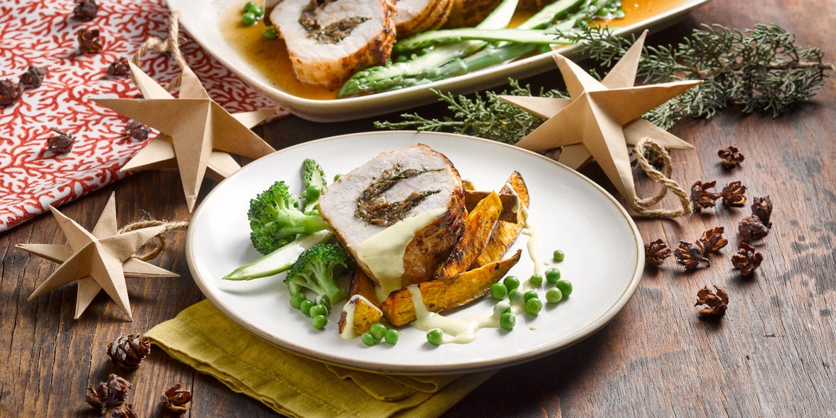 Cerdo relleno con setas acompañado de verduras y papa camote asada Cerdo relleno con setas acompañado de verduras y papa camote asada