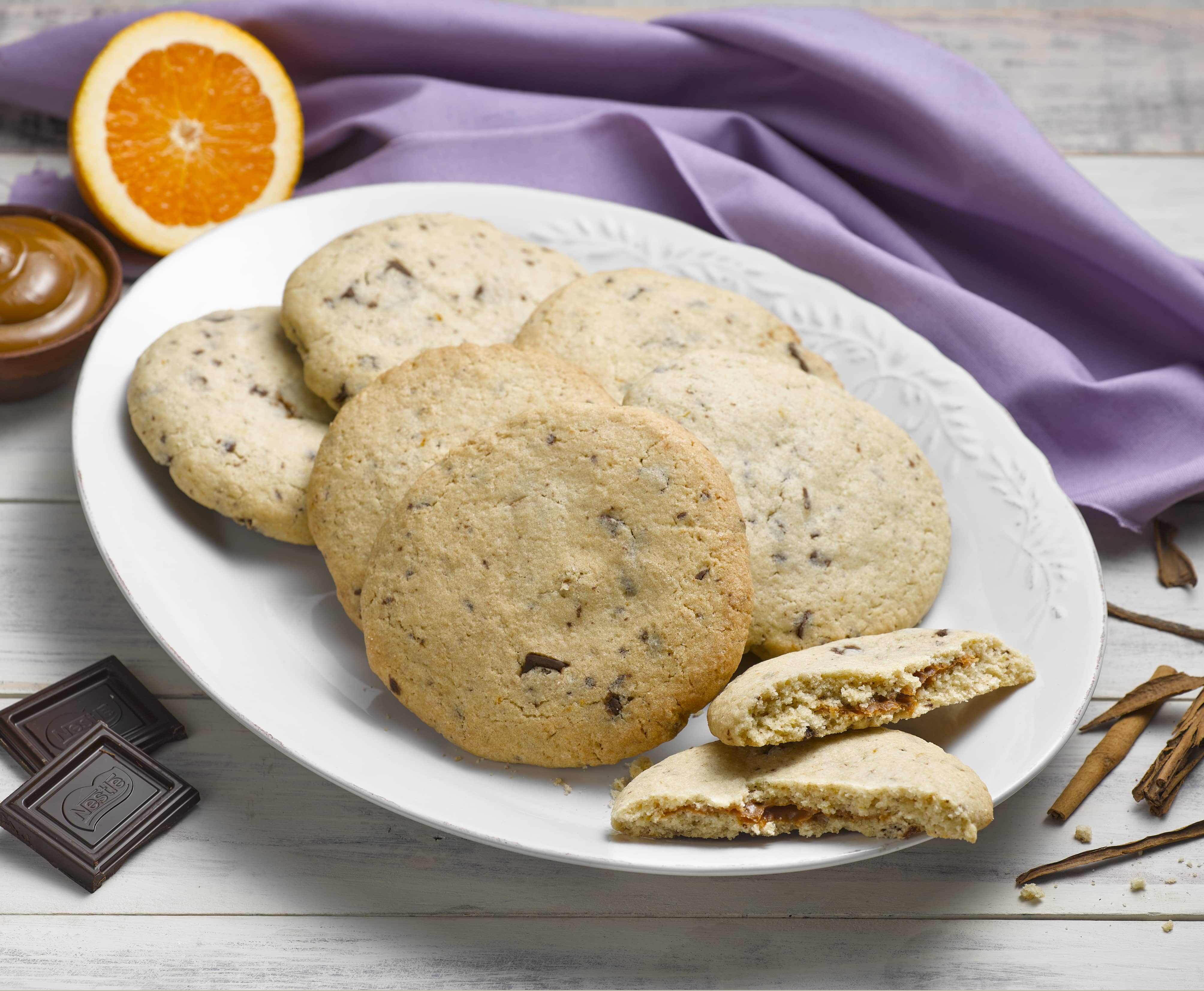 Galletón con Chips de Chocolate Relleno de Manjar