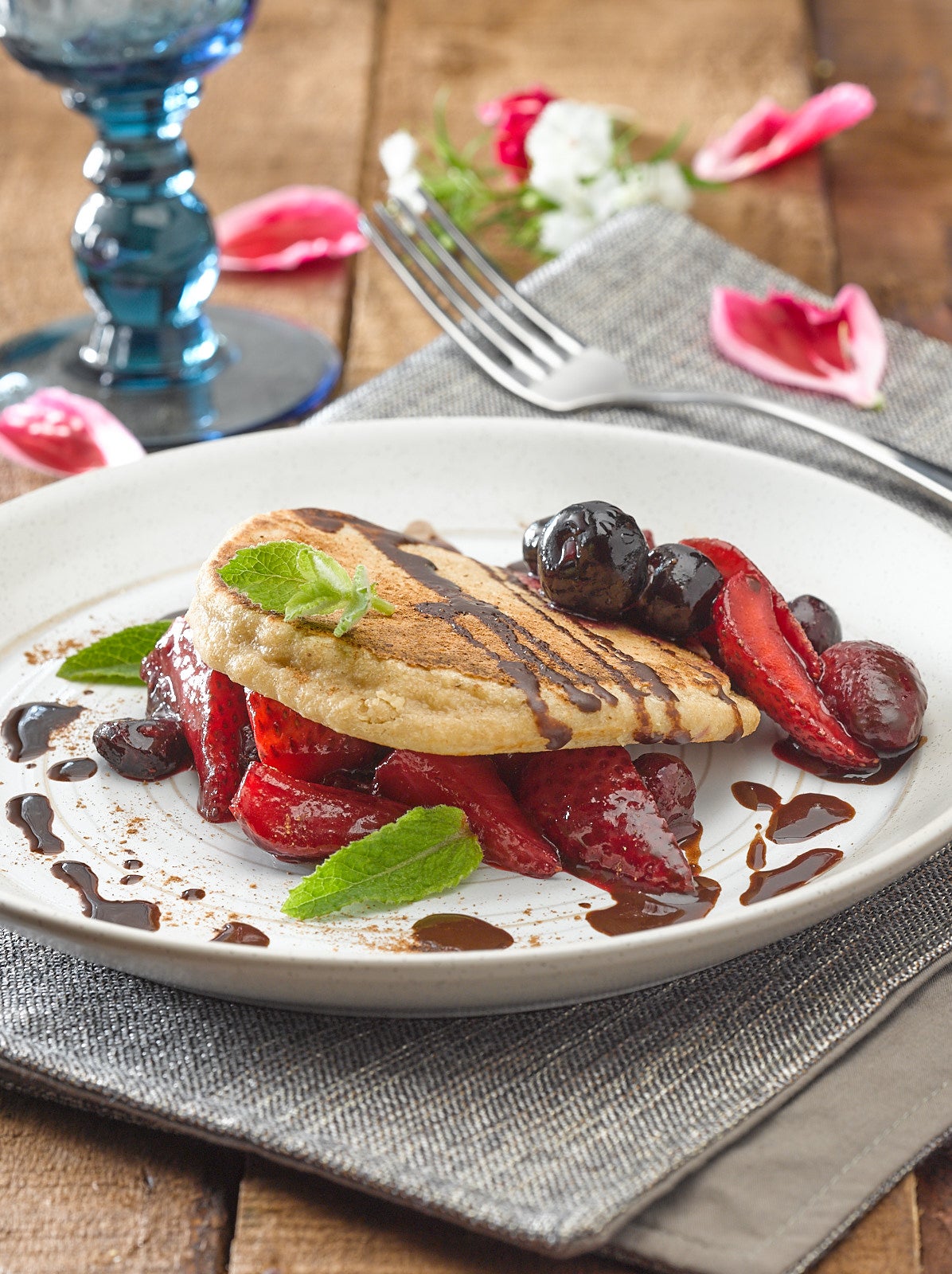 Hotcakes de avena y cacao con berries especiados