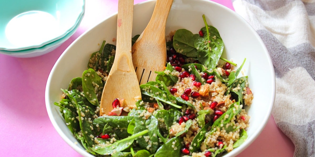 Ensalada de quinoa, espinaca, granada y almendras