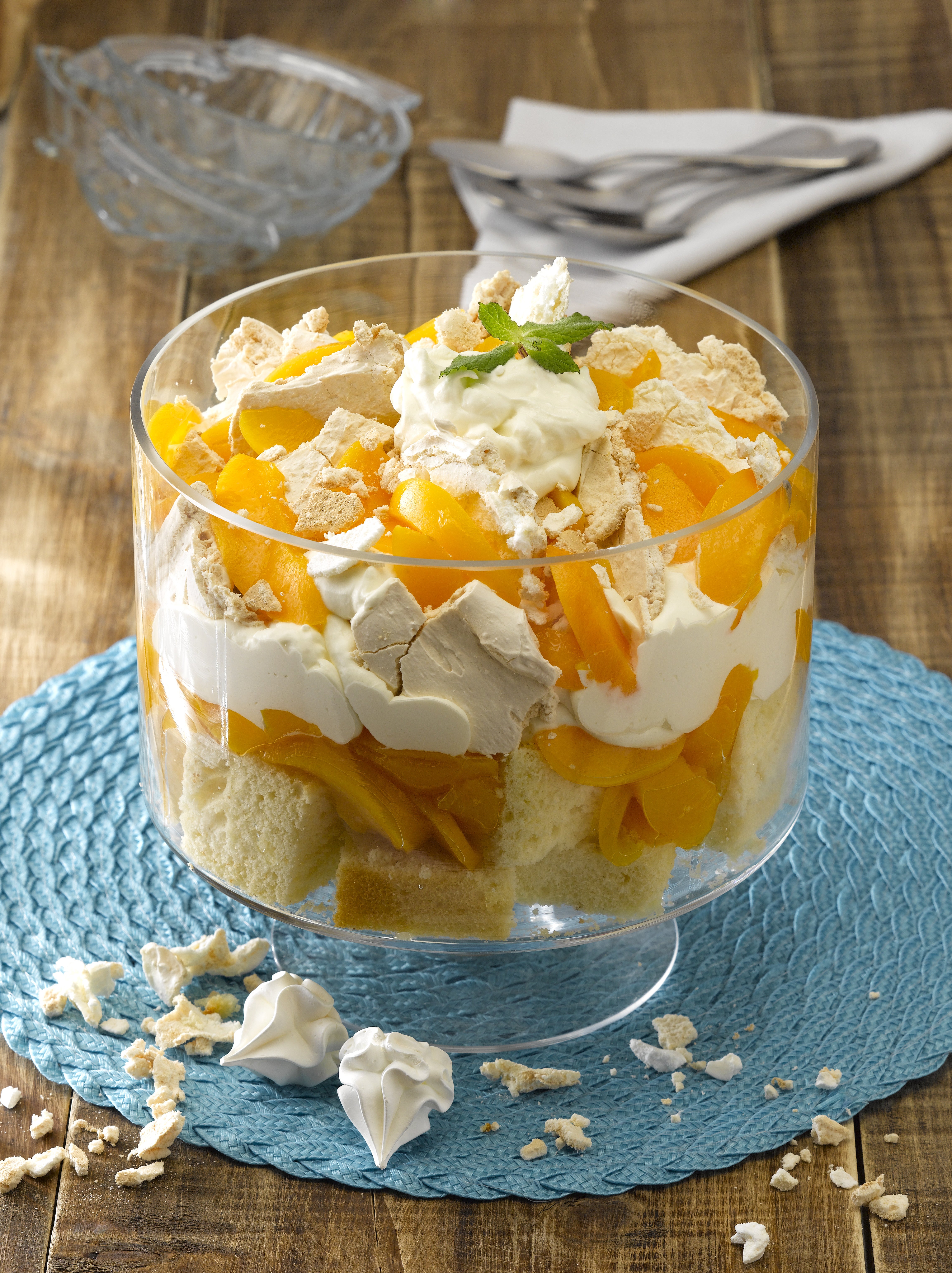 Postre en copón de durazno, crema sin lactosa y merengue