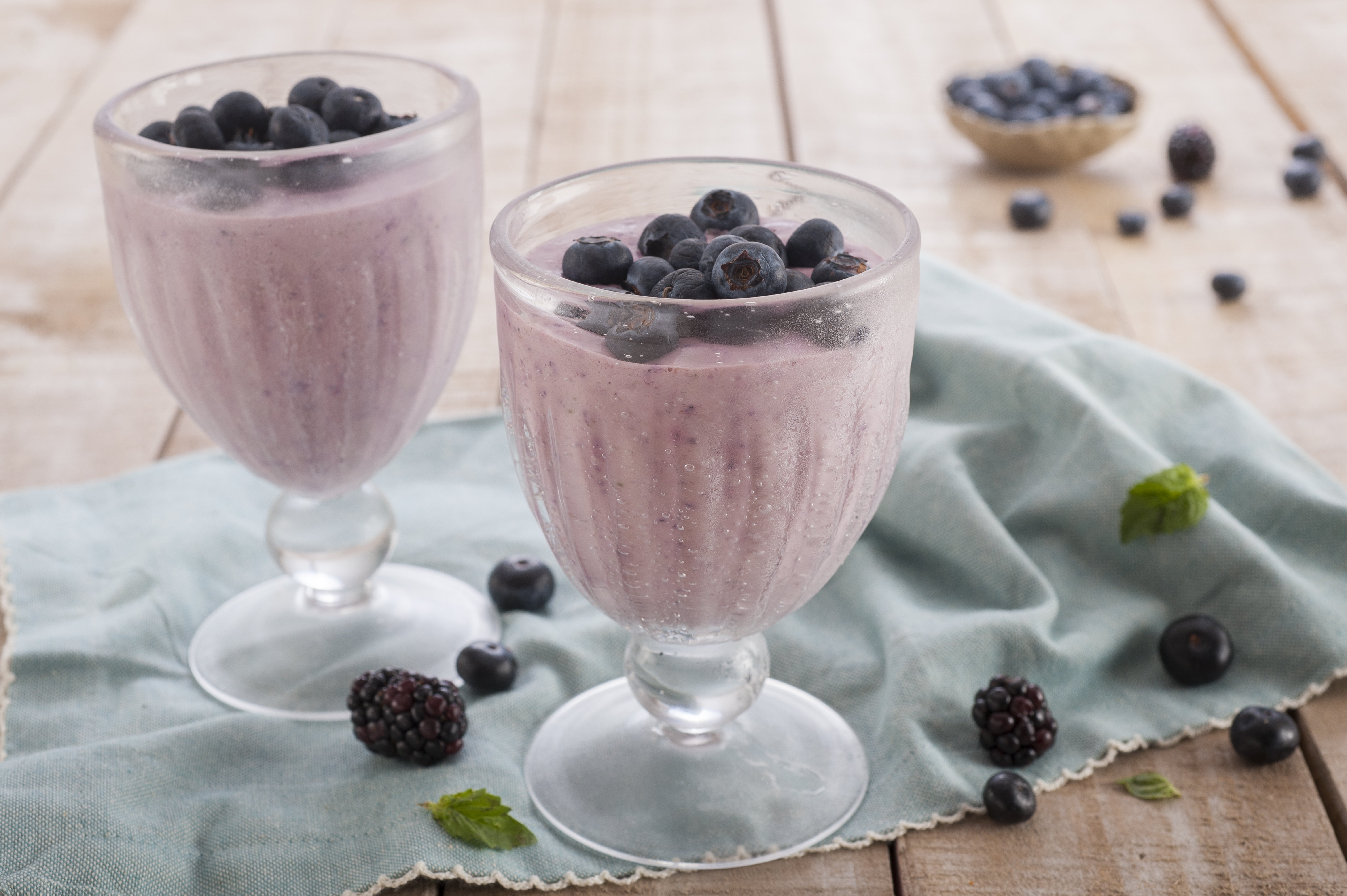 Smoothie de yoghurt, berries y albahaca