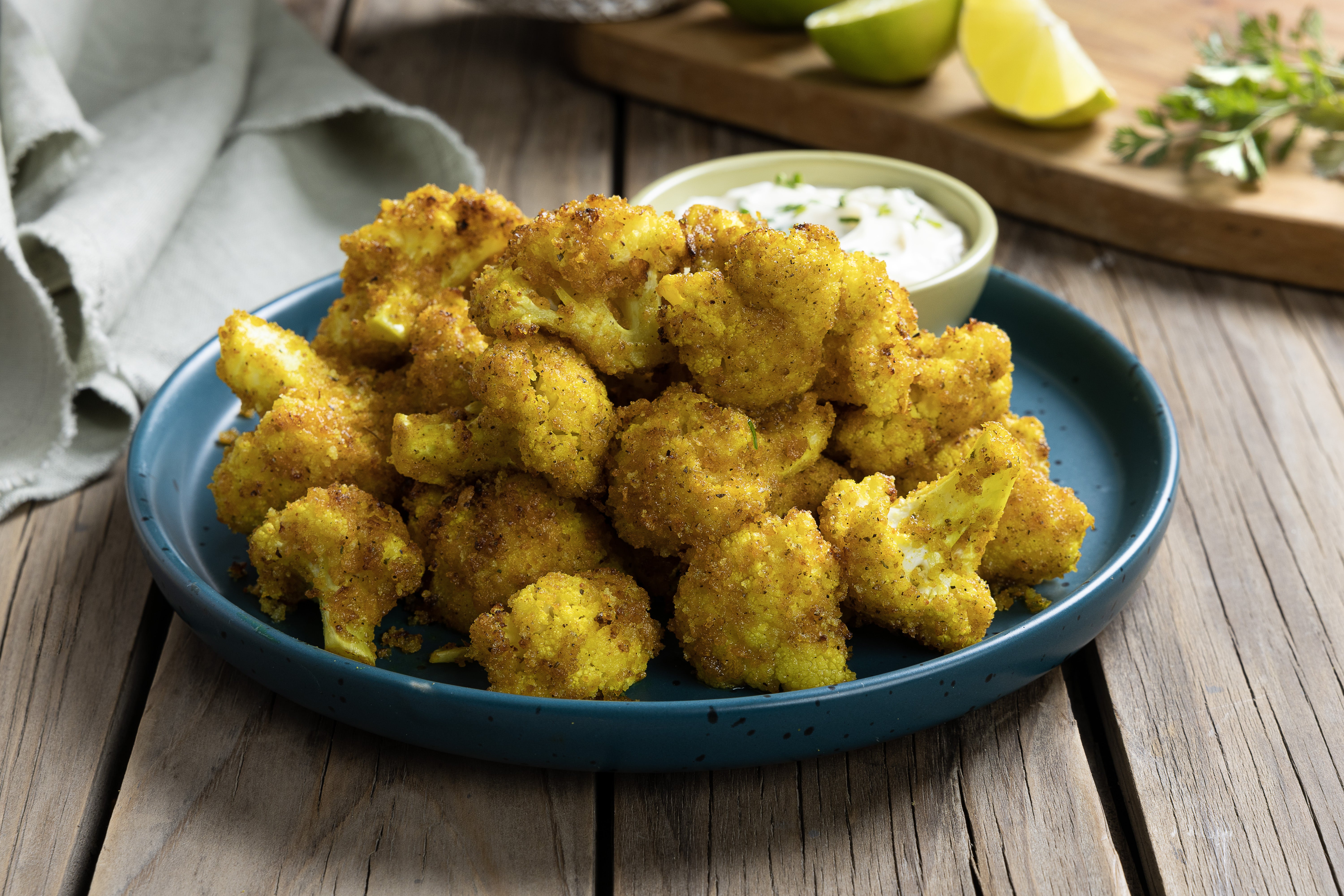 Coliflor estilo popcorn crocante con dip de queso crema